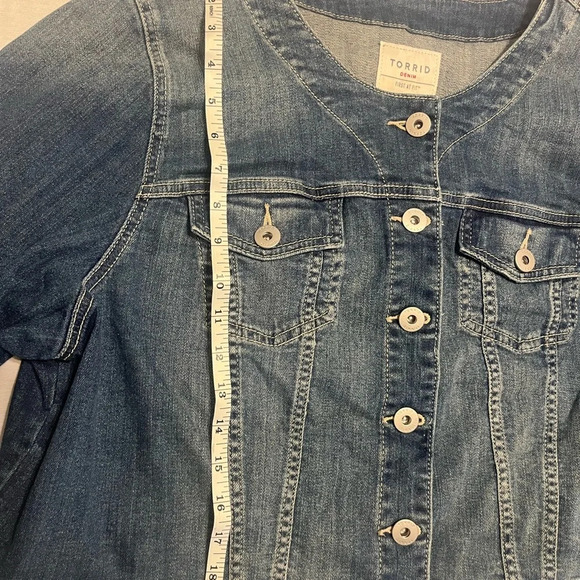 Torrid first at fit ladies collarless collar denim jacket SZ 3  button Jean. - Picture 13 of 16